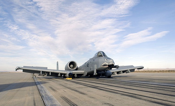  Este A-10 fez um pouso de barriga na base aérea de Edwards. 